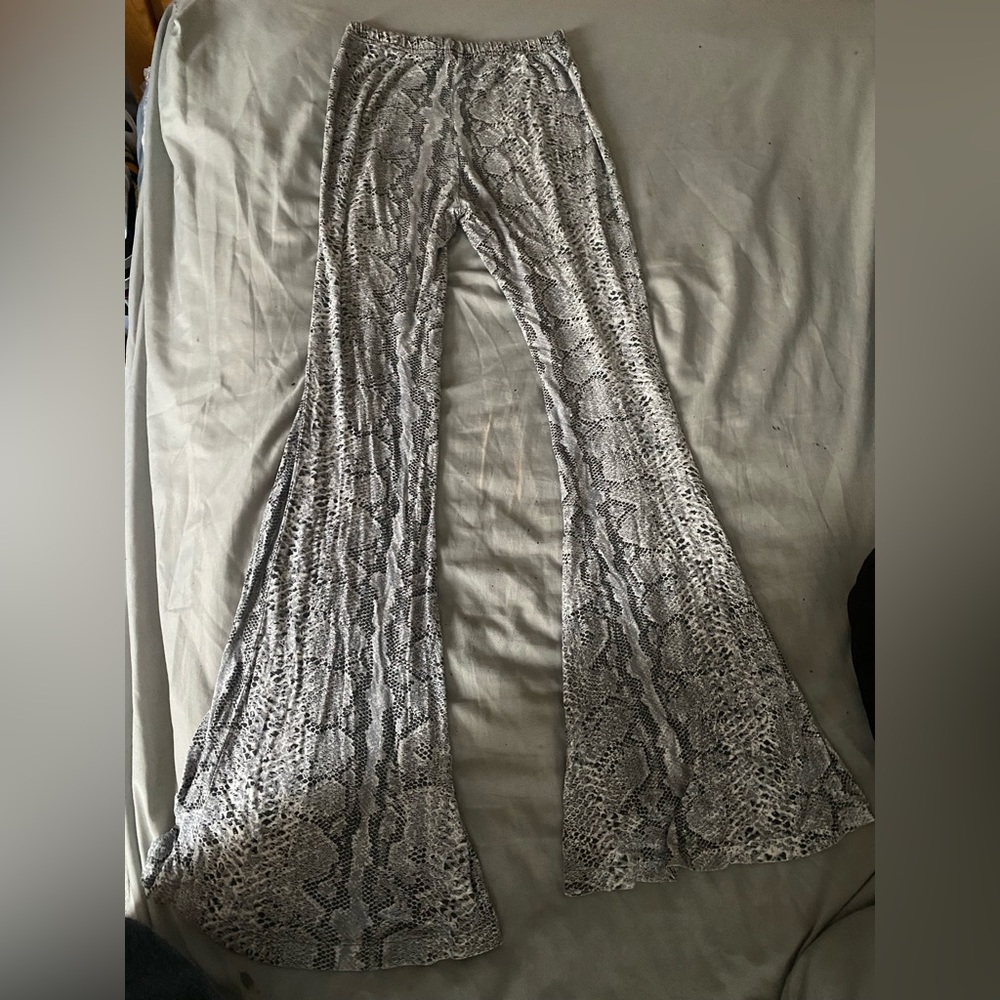 Prettylittlething Black and White Snakeskin print flare leggings